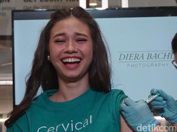 Secantik-cantiknya Yuki Kato Kalau Disuntik Nyengir Juga