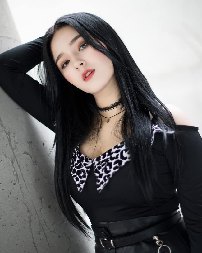 Nancy Momoland jadi perbincangan Knetz alias netizen Korea Selatan. Ia dikabarkan mengganti nama Koreanya Lee Seungri menjadi Geuroo. Foto: Instagram/@mld_official, @momoland_official