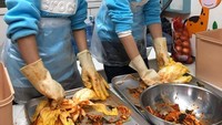 Daehan dan Manse terlihat sedang membalur bumbu kimchi di sebuah sawi. Pintar sekali ya. Foto: Instagram@songilkook