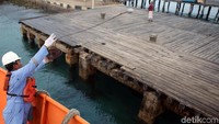 Terkait keselamatan, Indra pun menjamin semua sarana untuk keselamatan tersedia di Kapal Bahtera Seva III, seperti fiber boat dan pelampung. Ada pula alat pemadam kebaran yang ditempel di tiap sudut kapal.