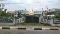 Pembangunan gedung itu menggunakan APBN 2016 dan kejanggalannya diketahui BPK hingga diusut kejaksaan. Dalam kasus ini, Yuliadri dituntut 1,5 tahun penjara, begitu pun Hendra. Namun Hendra mendapat tuntutan hukuman tambahan, yaitu diwajibkan mengembalikan uang Rp 1,01 miliar.