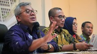 Ketua KPU Arief Budiman bersama komisioner KPU lainnya memberikan keterangan kepada wartawan terkait pembatalan partai politik peserta Pemilu yang tidak menyerahkan laporan awal dana kampanye di kantor KPU Pusat, Jakarta, Kamis (21/3/2019).