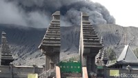 Asap kawah bertekanan lemah, sedang hingga kuat teramati berwarna kelabu, cokelat dan hitam dengan intensitas tipis, sedang hingga tebal. Sempat terjadi 2 kali letusan, dengan amplitudo 25 mm, durasi 15 detik. Secara kegempaan, Tremor menerus amplituda 0,5 - 20 mm, dominan 2 mm.