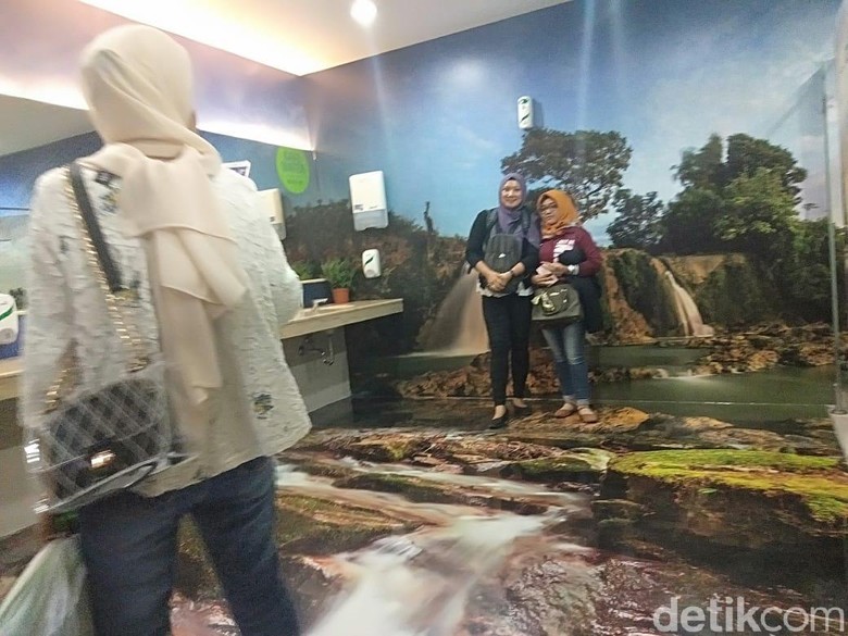 Warga Malaysia ini Penasaran dengan Cantiknya Toilet Bandara Juanda Warga Malaysia ini Penasaran dengan Cantiknya Toilet Bandara Juanda