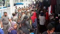 Upaya persuasif diterapkan oleh petugas Satpol PP itu dilakukan agar tidak terjadi kericuhan terutama menjelang Pemilu.