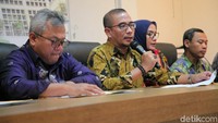Komisioner KPU Hasyim Asyari menjelaskan parpol yang tak menyampaikan laporan awal dana kampanye ke KPU dan KPUD hingga tenggat 10 Maret diberi sanksi berupa pembatalan sebagai peserta pemilu. Hal itu sesuai dengan ketentuan Pasal 334 ayat 2 dan Pasal 338 ayat 1 UU Pemilu serta Pasal 71 ayat 2 PKPU 24/2018.