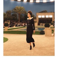 Tak seperti kebanyakan fitting model, Amanda beberapa kali muncul di peragaan busana Chanel. Namun berbeda Cara Delevigne, Amanda belum pernah muncul dalam iklan atau menjadi penutup dan pembuka fashion show. Foto: Instagram @amandasanchez