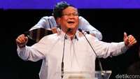 Sandiaga Uno memijat Prabowo ketika keduanya menghadiri deklarasi dukungan dari Aliansi Pengusaha Nasional di Djakarta Theater, Jakarta, Kamis (21/3).