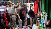 Para PKL pun menggeser dagangan mereka usai diberikan arahan oleh petugas Satpol PP.