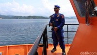 Dua orang personil kepolisian Air dan Udara pun siap siaga menjaga keamanan selama pelayanan perbankan berlangsung.
