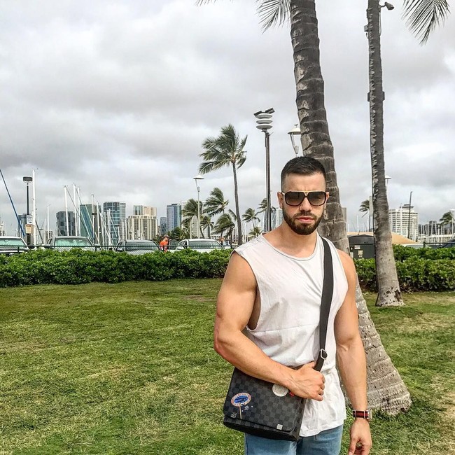 Keliling dunia sudah jadi bagian hidupnya. Travelling sambil bekerja memungkinkan agar saya tetap bisa menjalani kehidupan ideal dan saya ingin memberikan seseorang kesempatan untuk melakukan hal sama sepertiku, ucap Matthew, seperti dikutip The Sun. Foto: Instagram (@matthewlepre)