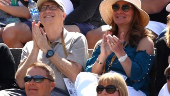 Tampak Bill dan Melinda sangat antusias melihat aksi-aksi yang berlangsung di lapangan. Mereka menyaksikan pertandingan Rafael Nadal. Foto: Getty Images