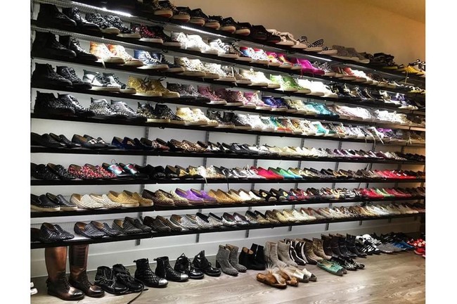 Lemarin sepatu ini milik, Kane Lim, crazy rich Asians dari di Singapura. Kane juga menghasilkan miliaran dari bisnisnya sendiri. Dia mempelajari fashion di California dan membuat brand sepatu sendiri ketika usianya 17 tahun. Ia sudah menjadi miliuner di usia 20 tahun. Dan seperti inilah lemari sepatunya di mana dia mengoleksi lebih dari 200 pasang sepatu keluaran desainer seperti Louis Vuitton dan Gucci.Foto: Instagram