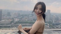 Dodo Baby sering mengunggah foto saat liburan. Ini gaya seksinya di rooftop pool Marina Bay Sands, Singapura. (dodo_baby/Instagram)