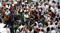Jokowi datang mengenakan jaket bomber biru yang menjadi ciri khasnya di beberapa kampanye.
