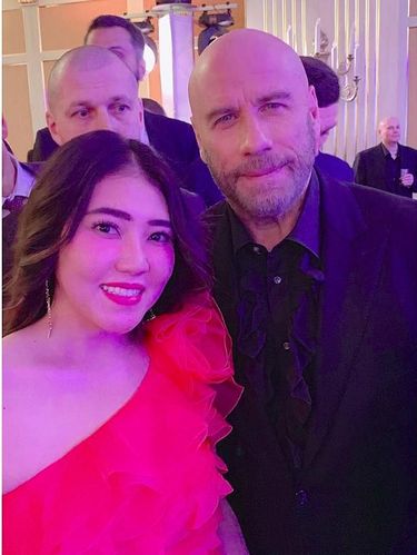 Via Vallen Eksis Bareng Michael Bolton dan John Travolta di Moskow
