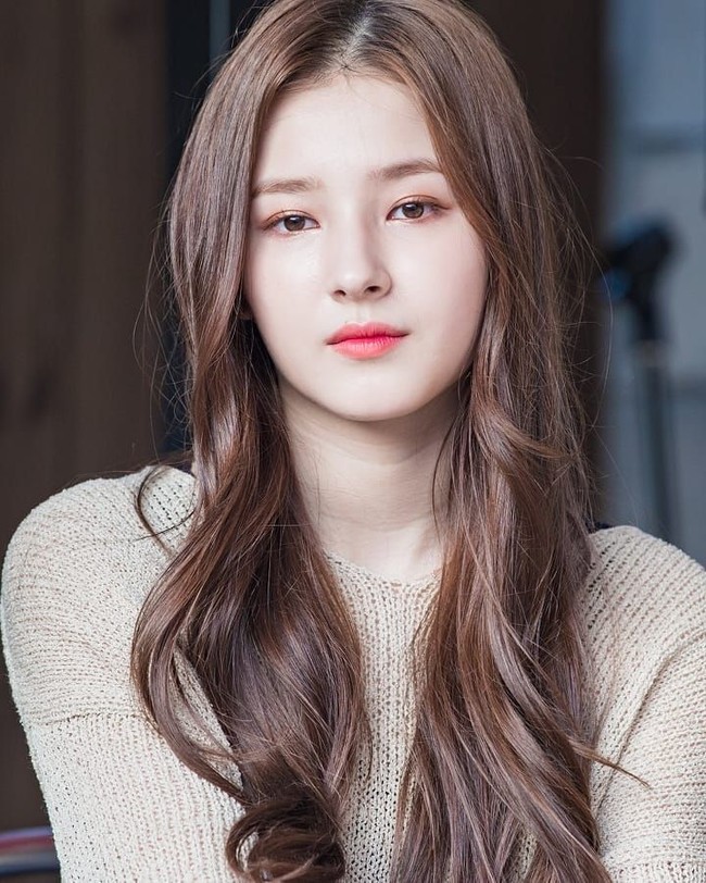 Memiliki nama Korea Lee Seungri, wanita asal Daegu, Korea Selatan, ini juga dikenal dengan nama Nancy Jewel McDonie. Foto: Instagram/@mld_official, @momoland_official