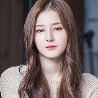 Memiliki nama Korea Lee Seungri, wanita asal Daegu, Korea Selatan, ini juga dikenal dengan nama Nancy Jewel McDonie. Foto: Instagram/@mld_official, @momoland_official