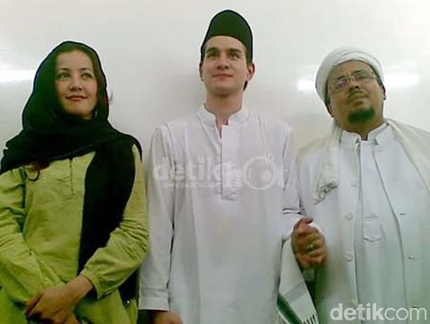 6 Fakta Steve Emmanuel yang Pindah Agama Lagi