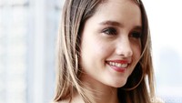 Detail makeup dan pulasan lipstik yang dikenakan Cinta Laura pada siang itu.