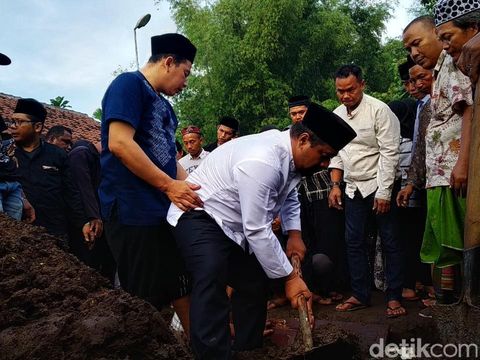 Bupati Mojokerto Nonaktif di makam anaknya/