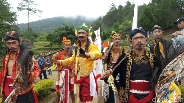 Foto: Kirab Air Suci untuk Meruwat Candi Gedong Songo