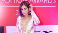 Aktris yang akrab disapa Jedar itu tampil cantik dan seksi dengan mini dress putih-emas. Pool/Noel/detikFoto.
