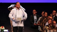 Prabowo dipijat saat tengah berpidato.