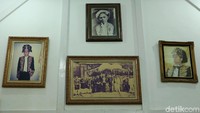 Di dalam kedaton ini banyak ditemukan foto-foto para raja yang pernah memimpin Kesultanan Bacan.
