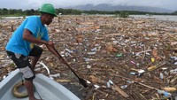 Kondisi danau yang dipenuhi sampah tentu mengganggu aktivitas warga di Danau Sentani. ANTARA FOTO/Zabur Karuru.