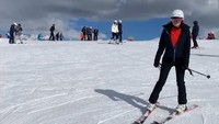 Luna Maya terlihat enjoy meluncur di atas salju. Luna menyebut dirinya main ski di resort Club Med Grand Massif Samoens Morillon, Prancis. (Instagram/@lunamaya)