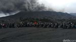 Aksi Pecinta Royal Enfield Taklukan Erupsi Bromo
