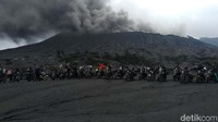 Selain menikmati indahnya panorama alam, serta eksotiknya rupa Gunung Bromo yang tengah erupsi. Sekitar 20 biker itu, juga memacu adrenalinnya dengan menggeber motor masing - masing di trek padang pasir Bromo.