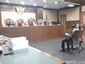 Dengarkan Tuntutan, Idrus Marham Catat Ucapan Jaksa