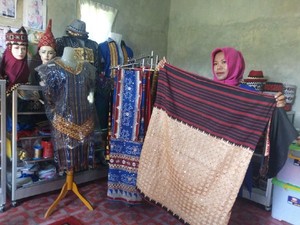 Cerita Redawati Ubah Kampungnya Jadi Pusat Kerajinan Kain Tapis