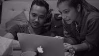 Bersama temannya, Lio asyik menatap layar laptop ditemani segelas minuman. Senyum pria yang berprofesi sebagai model ini manis banget ya. Foto: Instagram marthinolio