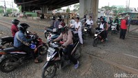 Dinas Perhubungan Kota Bekasi mencatat ada 9 jalur perlintasan kereta api tanpa palang pintu diseluruh Kota Bekasi.