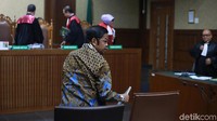 Novanto pun mempertemukan Kotjo dengan Eni sebagai anggota DPR yang membidangi energi, riset, teknologi, dan lingkungan hidup. Eni pun membantu Kotjo tapi dalam perjalanannya Novanto dijerat KPK sebagai tersangka kasus korupsi terkait proyek e-KTP.