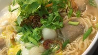 Mie kuah tomyam ditambah bakso, tahu dan sedikit udang rasanya jadi spesial. Foto : Instagram @venus_in_lovez