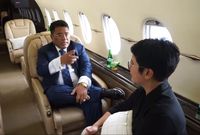 Hotman lanjut menginterview Etty di atas pesawat (Hotman Paris Official/Youtube)