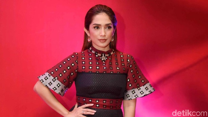 Ussy Sulistiawaty saat hadir di acara Insert Awards 2019.