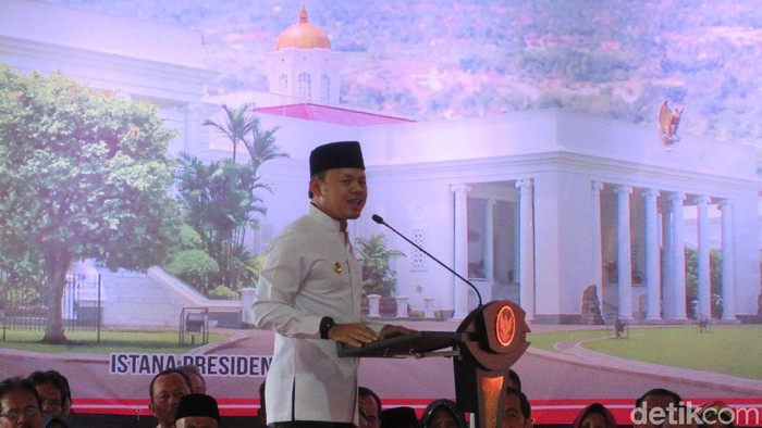 Bima Arya Acungkan Jempol ke Warga Bogor yang Setia Tunggu Jokowi