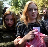 Dia bilang pada Hluskova untuk datang ke Pakistan untuk pemotretan sebuah produk dari brand terkenal. Dia menerima tawaran itu karena tergiur janji pembayaran yang sangat bagus, ujar pihak imigrasi. Dan setelah menjalani pemotretan, Tereza Hluskova mengaku mendapat patung yang disebutnya sebagai hadiah. Tak disangkanya di dalam patung tersebut ternyata berisi ada heroin. Foto: ARIF ALI / AFP