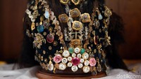 Di dalam kedaton ini tersimpan pula mahkota Sultan Bacan. Masyarakat menyebut mahkota ini sebagai mahkota keramat. Pasalnya mahkota ini yang akan memilih sendiri siapa yang akan menjadi sultan. Bahkan, sesuatu hal buruk bisa menimpa orang yang mengaku-ngaku sebagai sultan. Hal buruk ini bisa berupa musibah, atau paling parah bisa berujung maut.