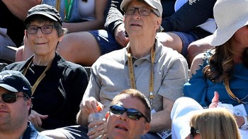 2. Sederhana: Bill Gates dikenal sederhana, terutama soal penampilannnya. Kerap ia hanya memakai kaos kerah semacam ini kemana-mana, seperti orang biasa. Ia pernah kedapatan beberapa kali memakai arloji Casio murah seharga ratusan ribu rupiah saja. Foto: Getty Images