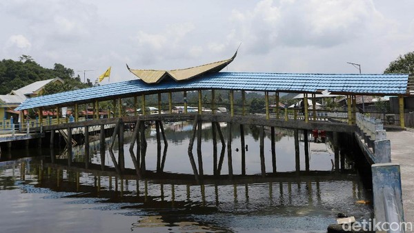 Ini Lho Jembatan di Halmahera yang Terbuat dari Batu Bacan
