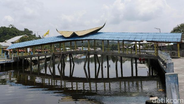 Batu alam asli dari Pulau Bacan di Halmahera ini menjadi bahan utama pembangunan sebuah jembatan. Penasaran seperti apa penampakannya? Yuk, lihat.