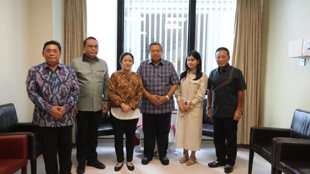 Menko PMK Puan Maharani menjenguk Ani Yudhoyono di Singapura.