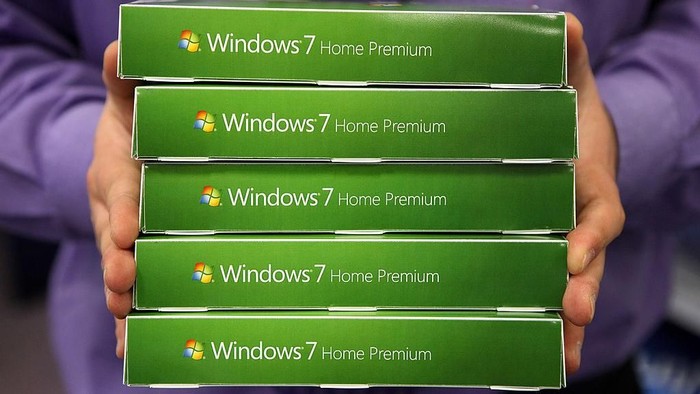 LONDON, ENGLAND - OCTOBER 21:  A computer store employee stacks copies of Microsofts new operating system Windows 7 ahead of its official launch at midnight tonight on October 21, 2009 in London, England. Microsofts much-anticipated version of its Windows operating system for PCs aims to eradicate many of the problems associated with its predecessor Vista.  (Photo by Oli Scarff/Getty Images)