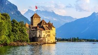 Posisi ke-6 diambil oleh Swiss. Banyak pemandangan kastil dan alam di sini. Salah satunya yaitu rumah di tepi Danau Jenewa yang telah ada semenjak abad 16. (Shutterstock/CNN Travel)